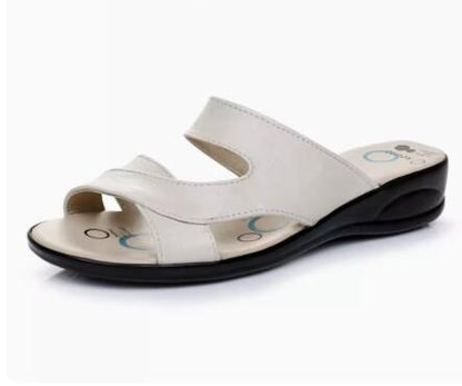 Genuine leather sandals and slippers are anti-skid for middle-aged and elderly people, fashionable for wearing flat bottomed lar