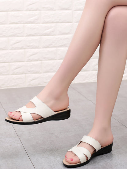 Genuine leather sandals and slippers are anti-skid for middle-aged and elderly people, fashionable for wearing flat bottomed lar