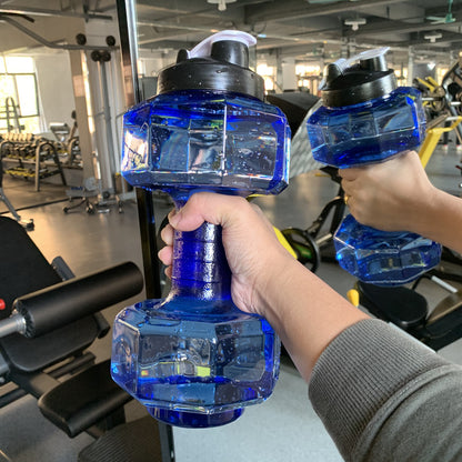 2,5 l Fitness-Hantelbecher mit großem Fassungsvermögen, kreativer Sportkessel, tragbarer, personalisierter Kunststoff-Raumbecher für Männer, sturzsicher und auslaufsicher